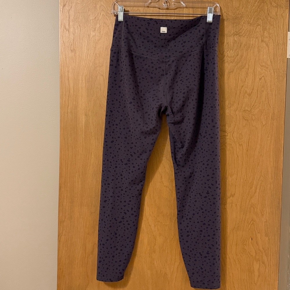 Vuori Studio Printed Leggings "Elm Dots" colorway. - Picture 2 of 7